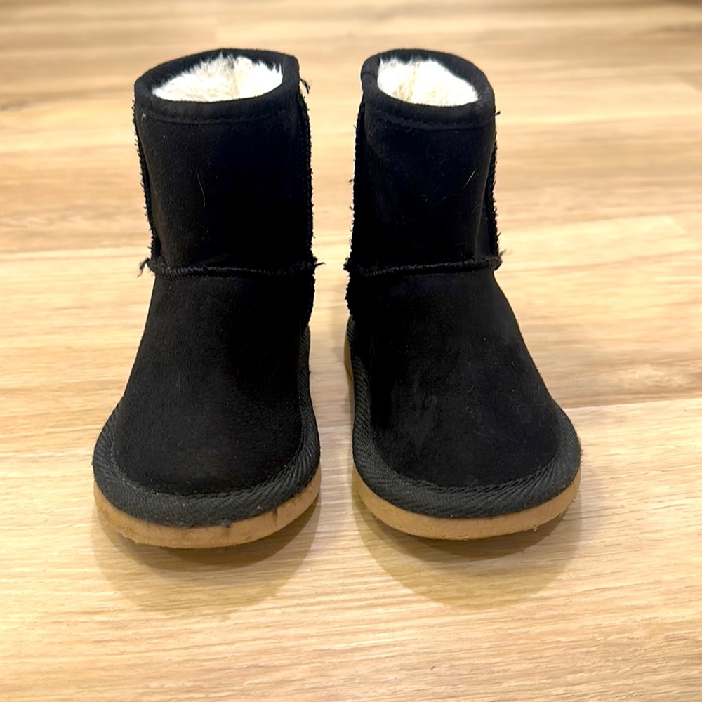 Faux suede Sherpa lined Old Navy boots